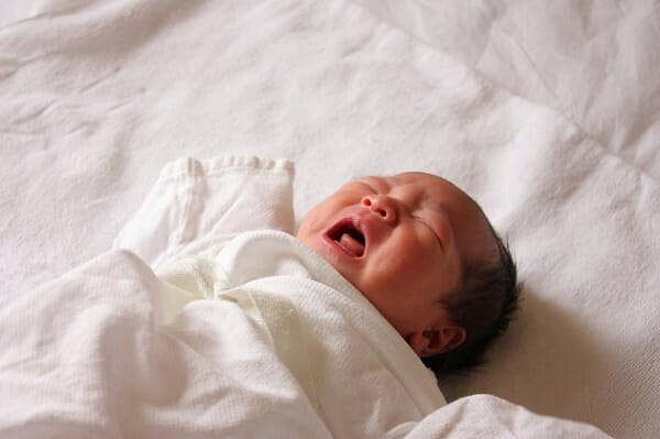 Penyebab Bayi Suka Menangis Saat Ditaruh